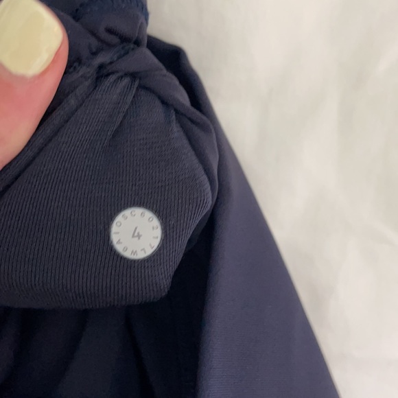 cropped navy lululemon leggings - Picture 5 of 6